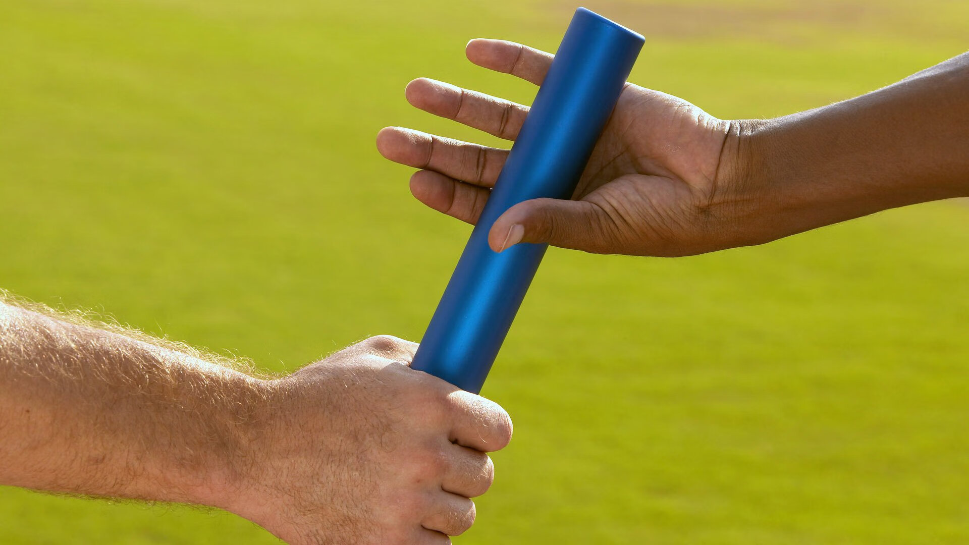 伦敦马拉松热潮不断，选手挑战个人极限，伦敦马拉松2021视频